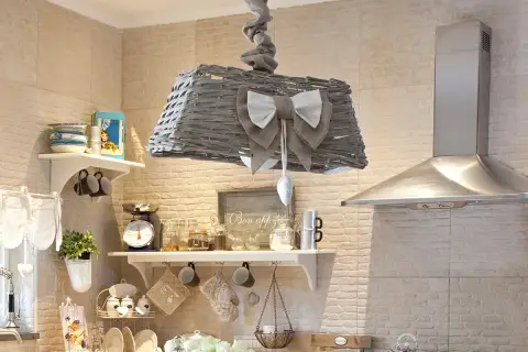 Lampadario fai da te shabby chic in vimini con fiocco, decorazioni in cucina.