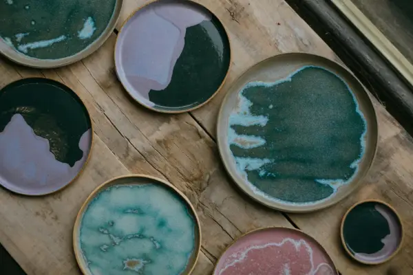 Piatti in ceramica con sfumature uniche, ispirati ai colori per argilla. Ogni pezzo è un'opera d'arte naturale.